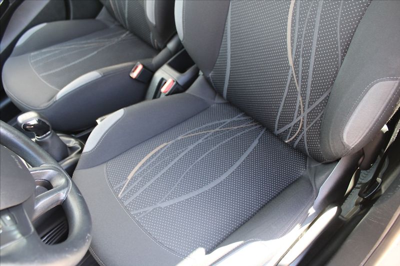Peugeot 208 1,4 i  NOVÉ V ČR - fotka 18 z 23