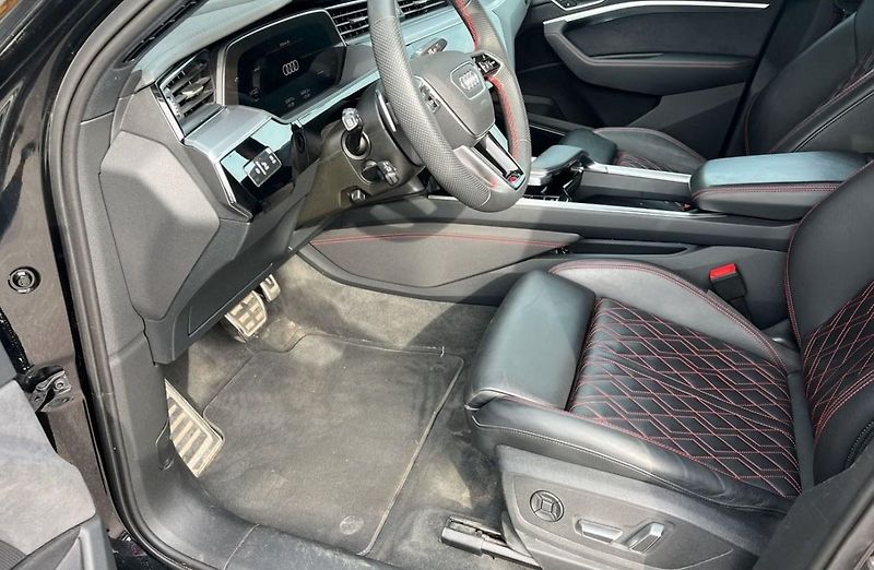 Audi Q8 e-tron 55 Sportback Q 360 Matrix Pano - fotka 17 z 36