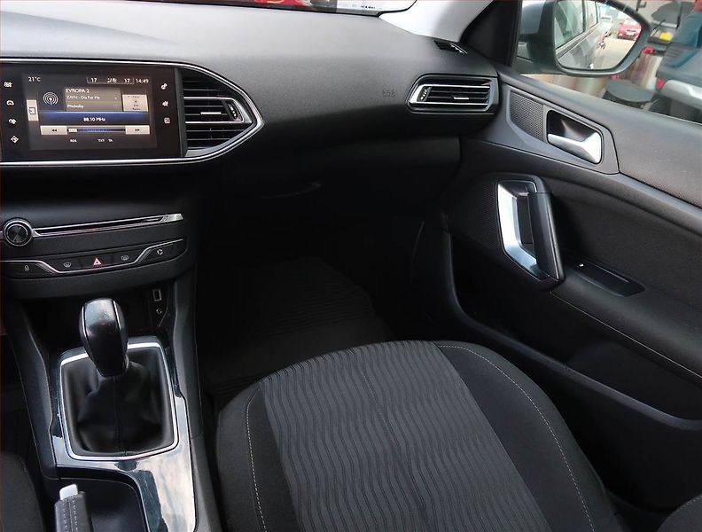 Peugeot 308 (2017) 1.2 PureTech, Navi, Tempomat - fotka 8 z 21