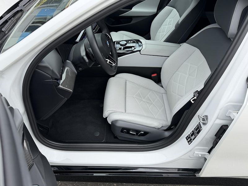 BMW Řada 5 540D xDRIVE M SPORT Individual - fotka 13 z 37