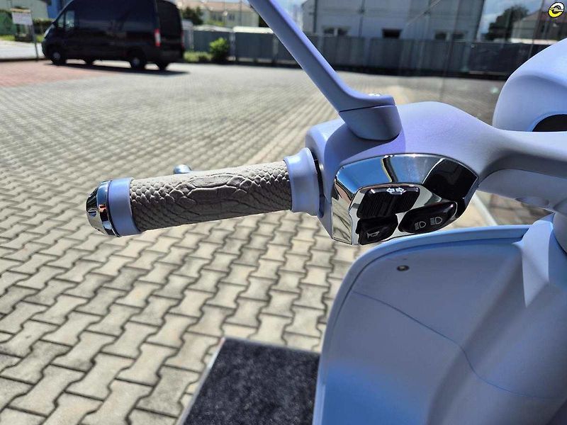 Vespa 946 (2025) 946 Snake E5+ - fotka 18 z 24