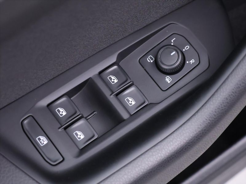 Volkswagen Passat 2,0 TDI 110kW DSG Matrix DPH - fotka 17 z 39