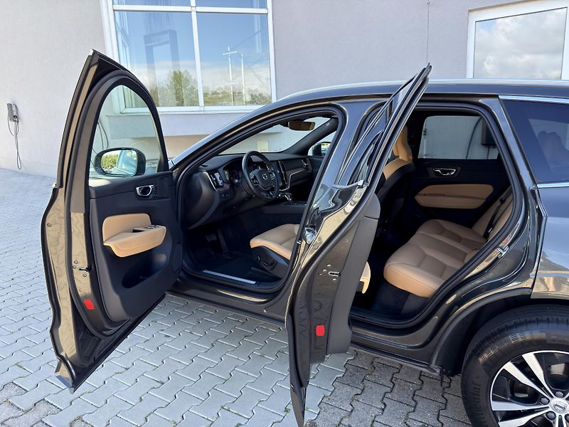 Volvo XC60 T5 AWD // MOMENTUM PRO  - fotka 9 z 49