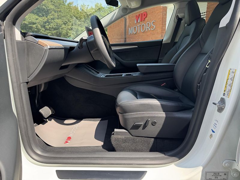 Tesla Model Y LONG RANGE 378KW-4x4-PANO-75KW - fotka 13 z 36