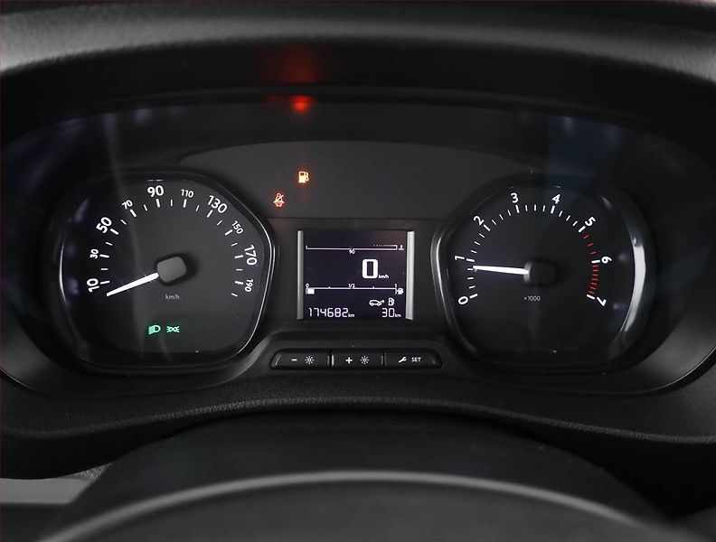 Peugeot Expert (2019) 2.0 BlueHDi, Bus, 8Míst, ČR - fotka 7 z 18