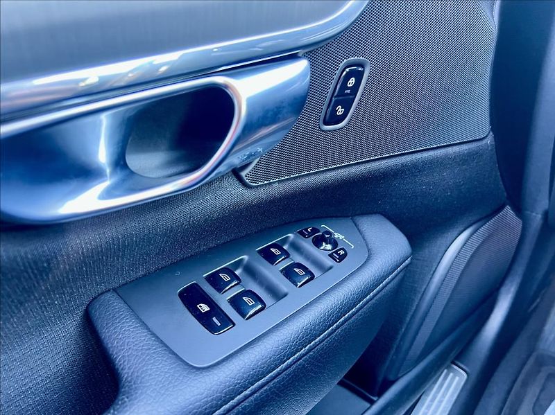 Volvo V90 2,0 T4 Drive-E R-Design Auto - fotka 45 z 48