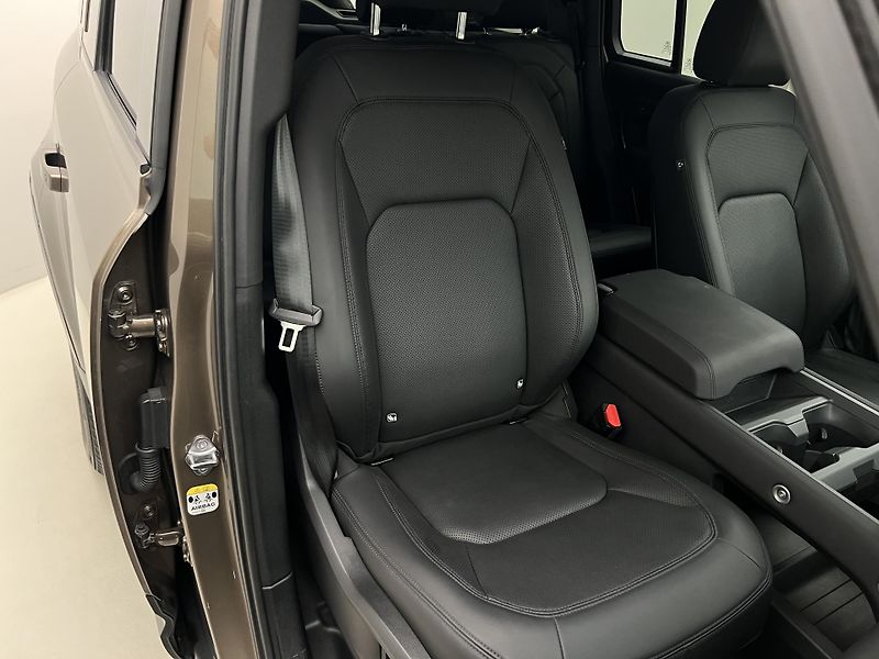 Land Rover Defender 110 D300 AWD X-DYNAMIC SE AUT - fotka 20 z 45