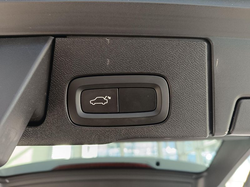Volvo XC60 (2020) 2.0 B5 AWD 173kW R-Design AT - fotka 19 z 20
