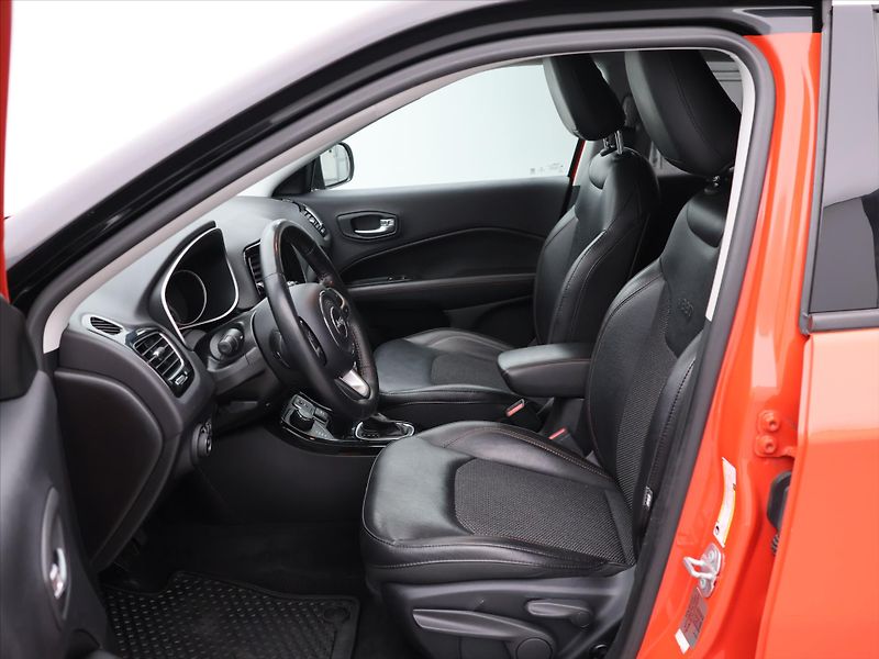 Jeep Compass 2,0 CRDI 125kW Aut 4WD Limited - fotka 10 z 31