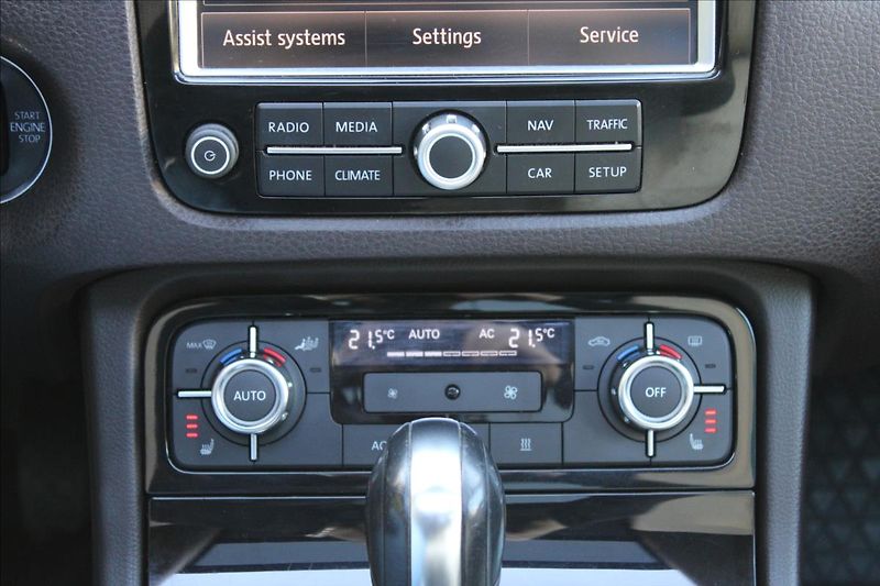 Volkswagen Touareg 3.0 TDI V6/PANOR/TAŽNÉ/NEZ.TOP - fotka 22 z 39