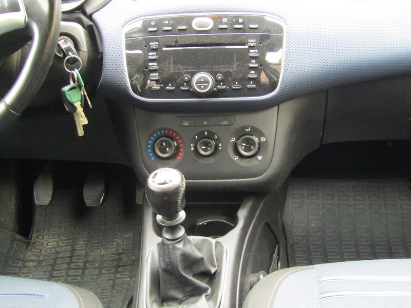 Fiat Punto (2011) 1.4I 57kW CNG - fotka 17 z 34