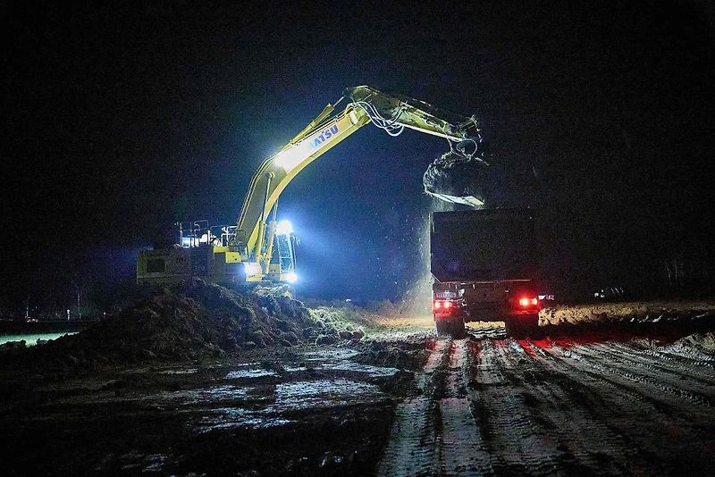 Na stavbě dálnice D11 se pracuje i za tmy.