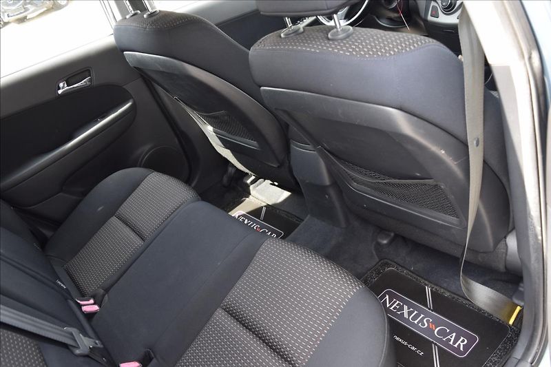 Hyundai i30 1,6 CRDi 66KW COMFORT+ 2XKOLA - fotka 19 z 42