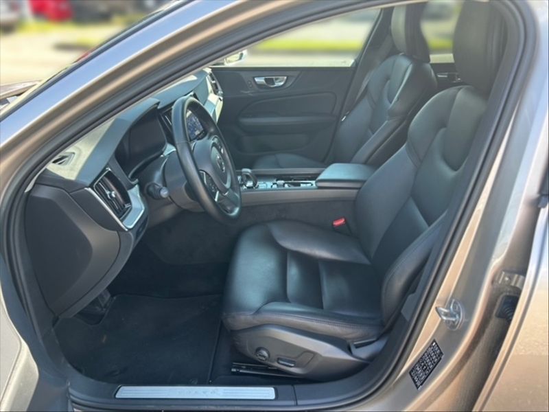 Volvo V60 2,0 B4 benzin Core AT - fotka 7 z 11