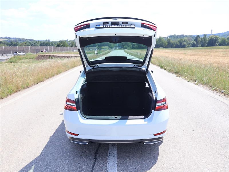 Škoda Superb 1,8 TSI DSG CZ Sportline DCC - fotka 9 z 28