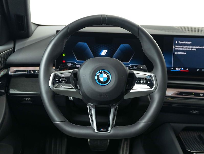 BMW Řada 5 550e xDrive - fotka 12 z 23