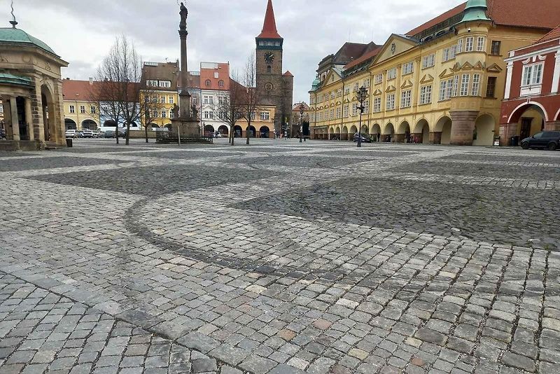 Následky nočního driftování na Valdštejnově náměstí v Jičíně.