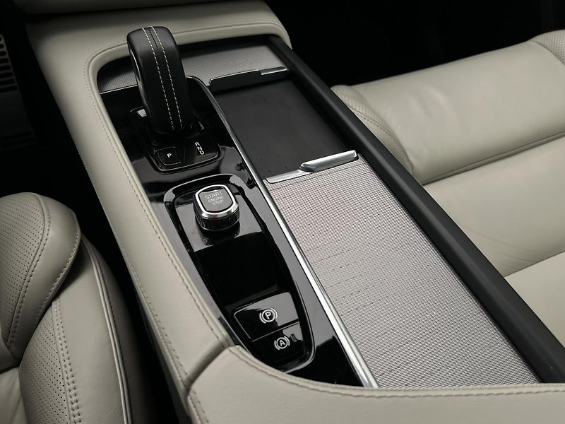 Volvo XC90 B5 AWD R-DESIGN 7 MÍST AUT - fotka 28 z 48