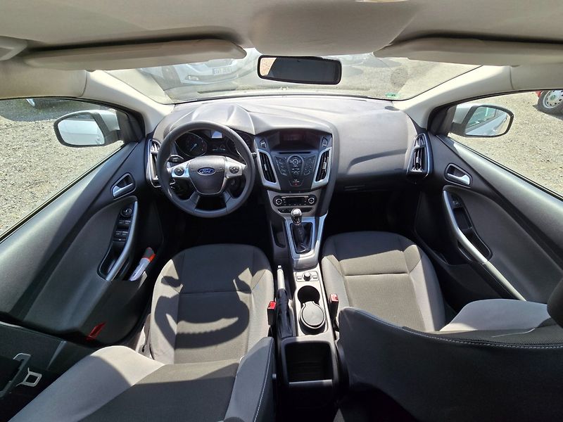 Ford Focus (2011) 1.6i 77KW garance km - fotka 13 z 25