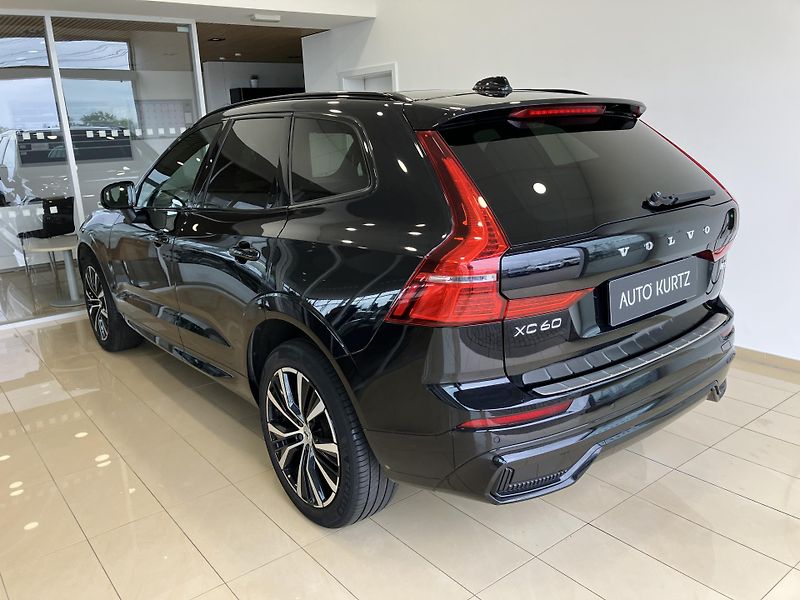 Volvo XC60 B4 FWD Ultimate Dark AT8 - fotka 6 z 44