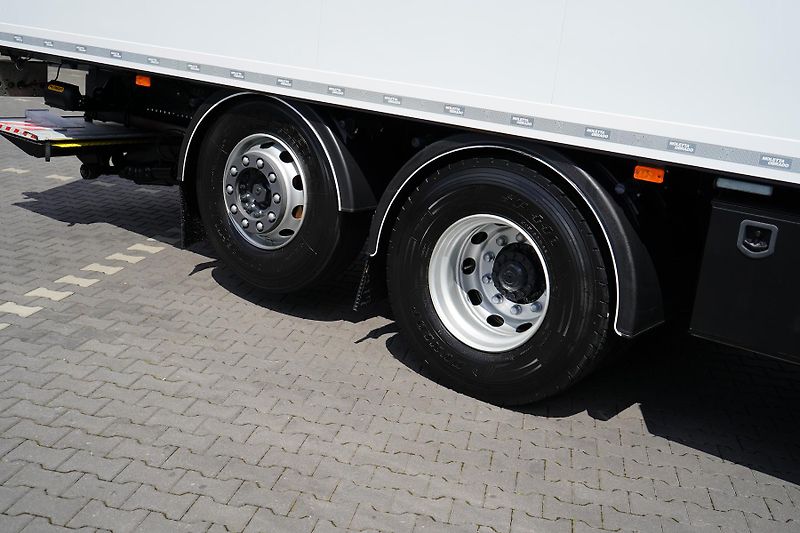 Iveco S-WAY (2021) 420 / E 6 / KONTENER + WINDA / - fotka 34 z 47