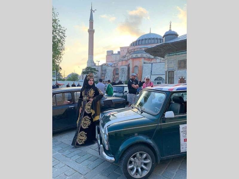 Společným příjezdem na náměstí k mešitě Hagia Sophia v Istanbulu jízda 23 českých veteránů vyvrcholila.
