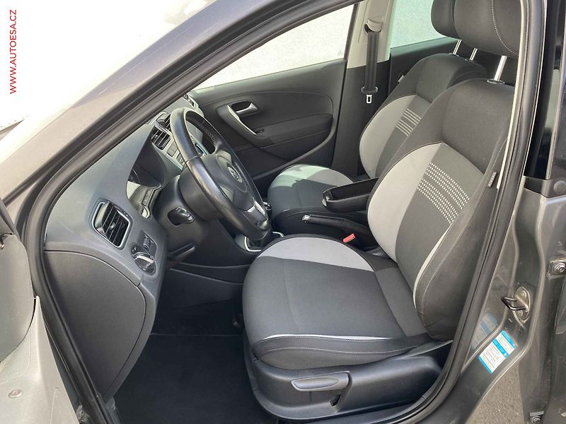 Volkswagen Polo (2013) 1.2 TSi, Life, výhřev sed - fotka 9 z 17