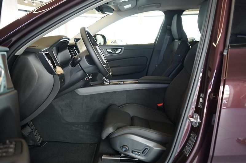 Volvo XC60 B5 AWD PLUS Dark LCI, H/K, LED - fotka 18 z 48