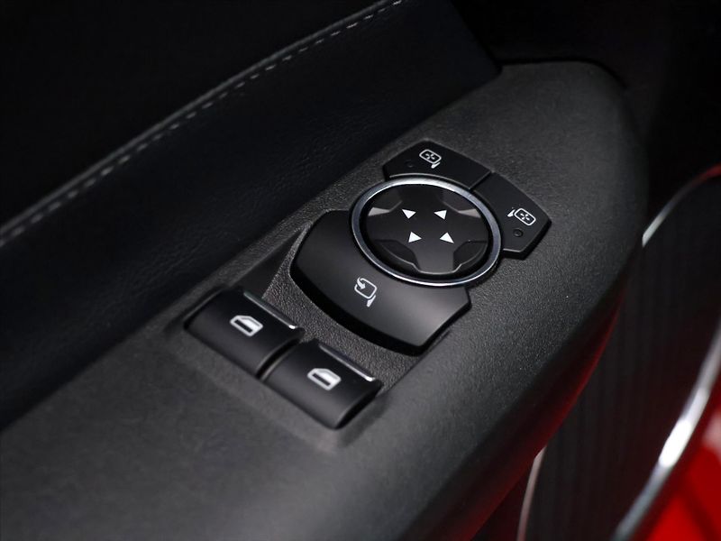 Ford Mustang 5,0 Ti-VCT V8 310kW - fotka 15 z 40