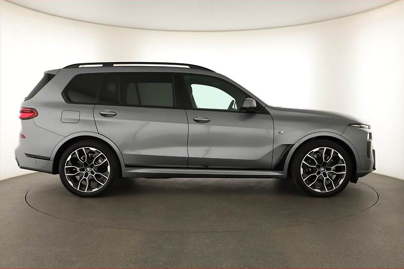BMW X7 (2025) xDrive40d - fotka 6 z 31