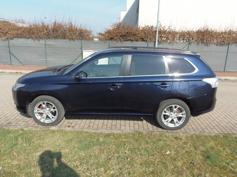 Mitsubishi Outlander (2013) 2.2 Di-D 4x4 AUTOMAT tažné - fotka 8 z 23