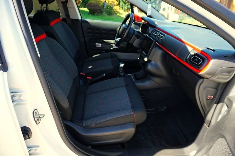 Citroën C3 (2018) SHINE 1,2 PT 60 kW - fotka 18 z 51