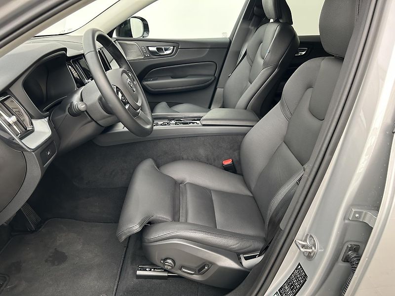 Volvo XC60 2.0 B4 4x4 PLUS  Black - fotka 11 z 29