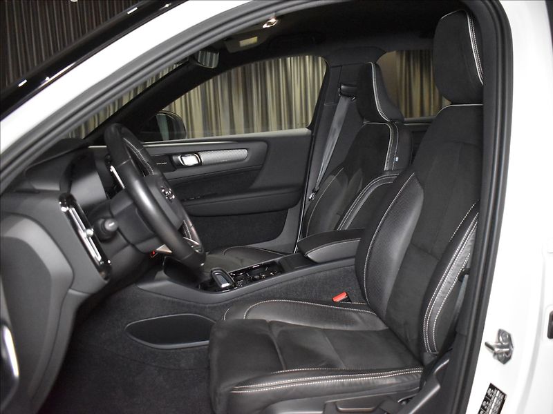 Volvo XC40 2,0 B4 AWD R-design BLIS - fotka 8 z 25
