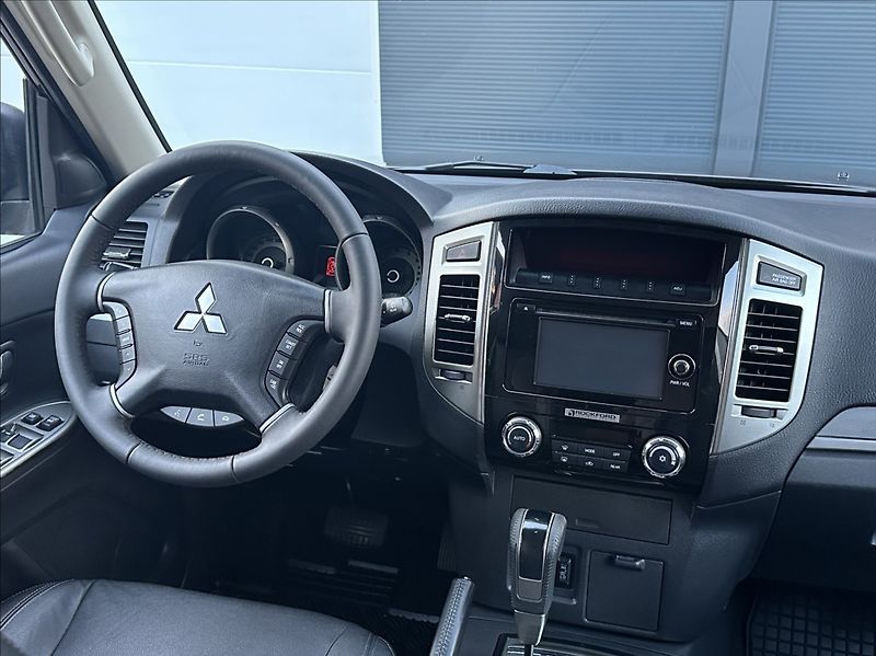 Mitsubishi Pajero 3,2 DI-D 190PS  Instyle-7 4x4 - fotka 24 z 54
