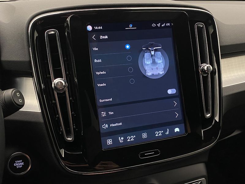 Volvo XC40 (2025) B3 AUT DARK PLUS - fotka 57 z 64
