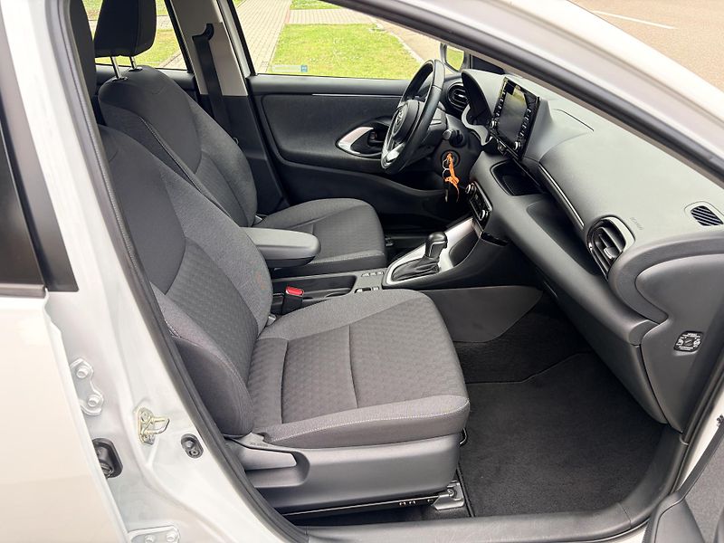 Toyota Yaris 1.5 VVT-i HYBRID - fotka 35 z 36
