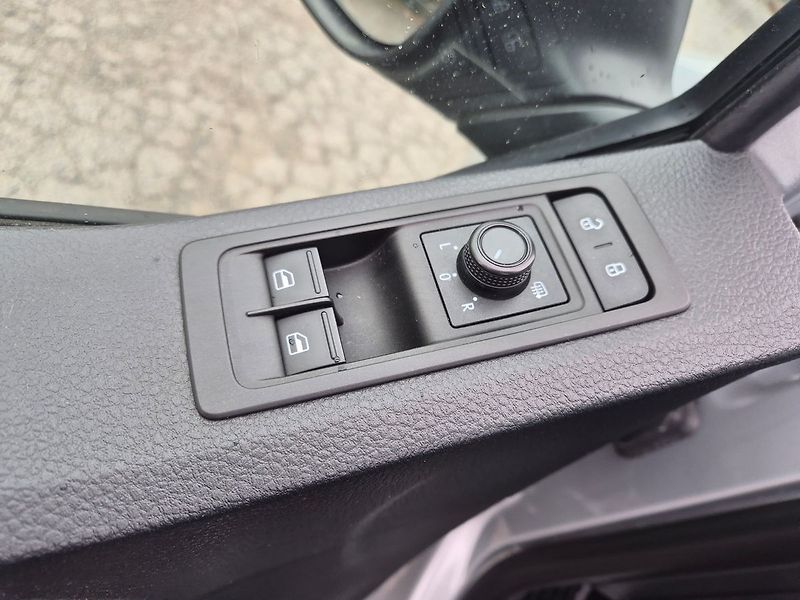 Volkswagen Multivan 2,0 TDI DSG 110kW, 7míst, tažn - fotka 12 z 21