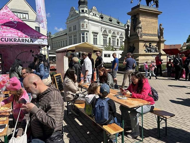 Kolonádu ovládla italská auta, na náměstí se dala ochutnat jihoevropská jídla.