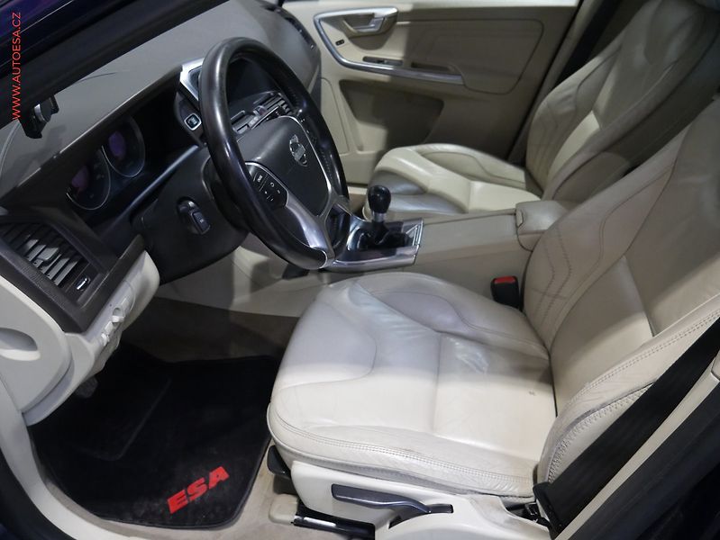 Volvo XC60 (2013) 2.4d 4x4, ČR, Xenon, kůže - fotka 9 z 15