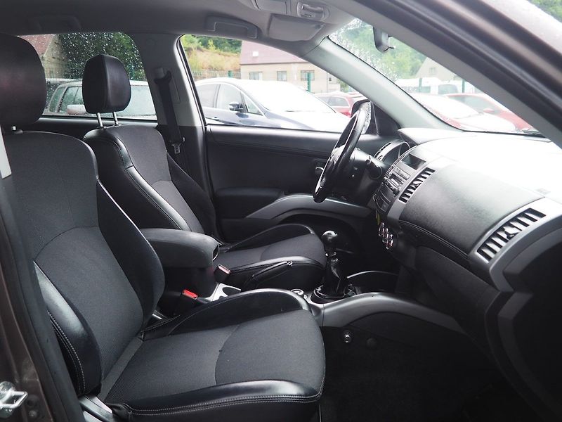 Mitsubishi Outlander (2010) 2.0 DI-D, 123 kW, 4x4 - fotka 17 z 35