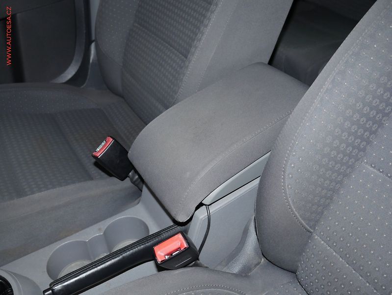 Volkswagen Touran (2007) 2.0 TDi, Bixen, výhřev sed - fotka 17 z 18