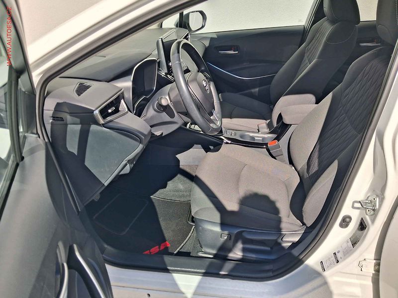 Toyota Corolla (2023) 1.5i, 1.maj,ČR, Dynamic, LED - fotka 9 z 20