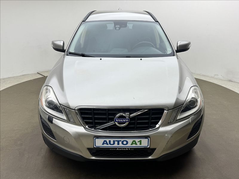 Volvo XC60 2,4 D3 4X4 AUT. VÝHŘEV LED ČR - fotka 2 z 40
