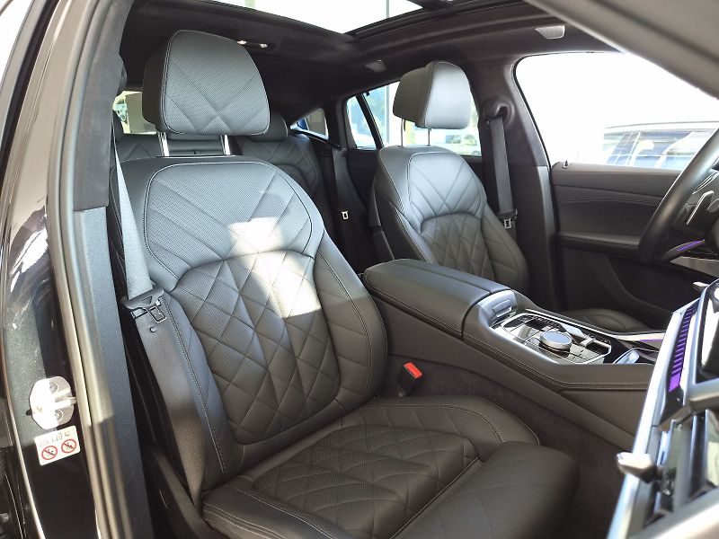 BMW X6 M60i xDrive - fotka 19 z 40