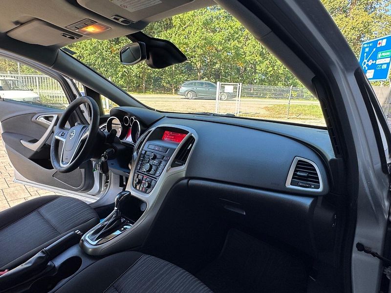 Opel Astra (2010) 1.6 16V Automat - fotka 17 z 36