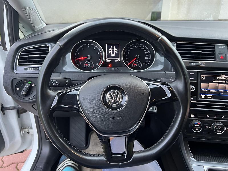 Volkswagen Golf 1.0 TSI 85KW,1 MAJITEL,SERVIS - fotka 34 z 40