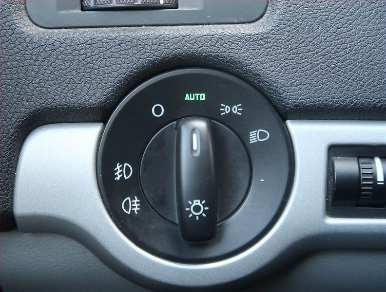 Škoda Octavia (2011) Ambiente Plus 2.0 TDI, Xenony - fotka 16 z 18