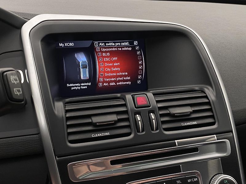 Volvo XC60 D5 AWD R-DESIGN AUT REZERVACE - fotka 46 z 52