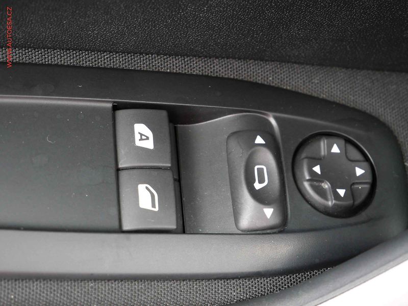 Peugeot 2008 (2013) 1.4HDi, ČR, Active, TZ, navi - fotka 11 z 21